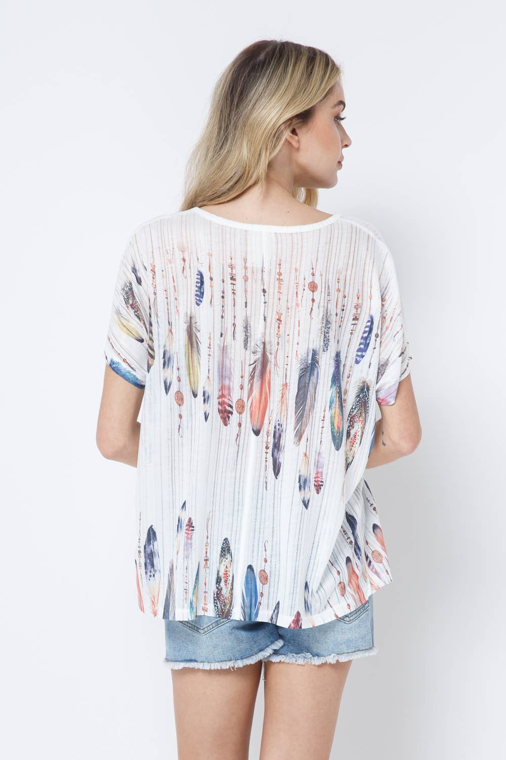 V NECK FEATHER PRINT SHORT SLEEVE TOP: MULTI