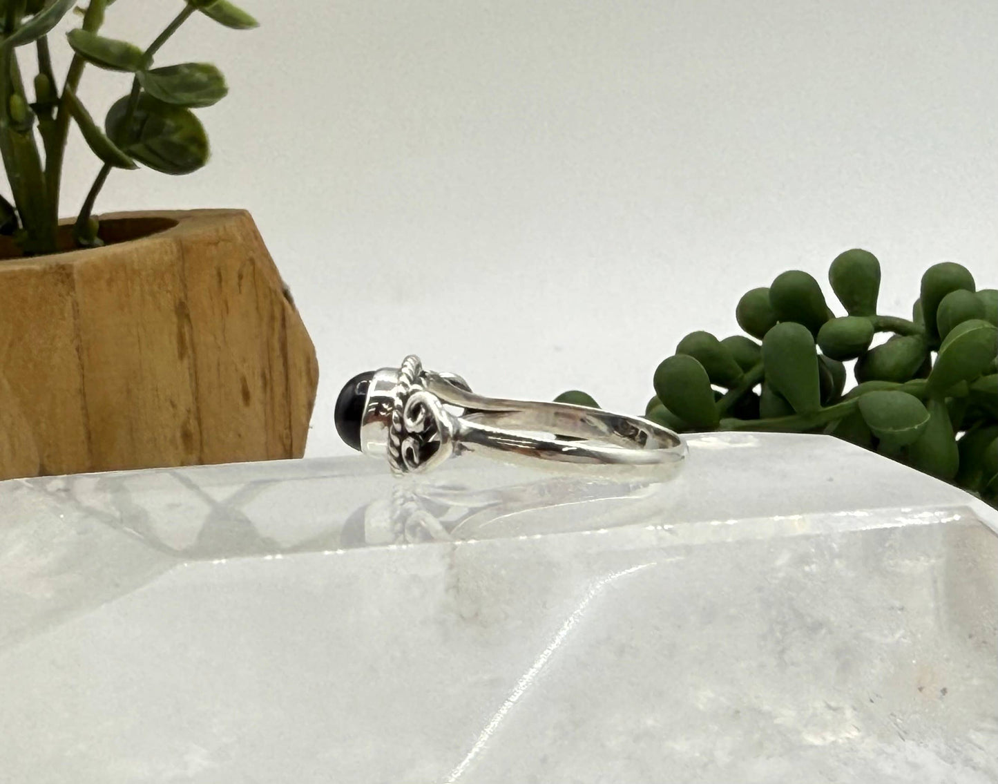 Black Onyx Semi-Precious Side Oval Sterling Silver/925 Ring Size 6