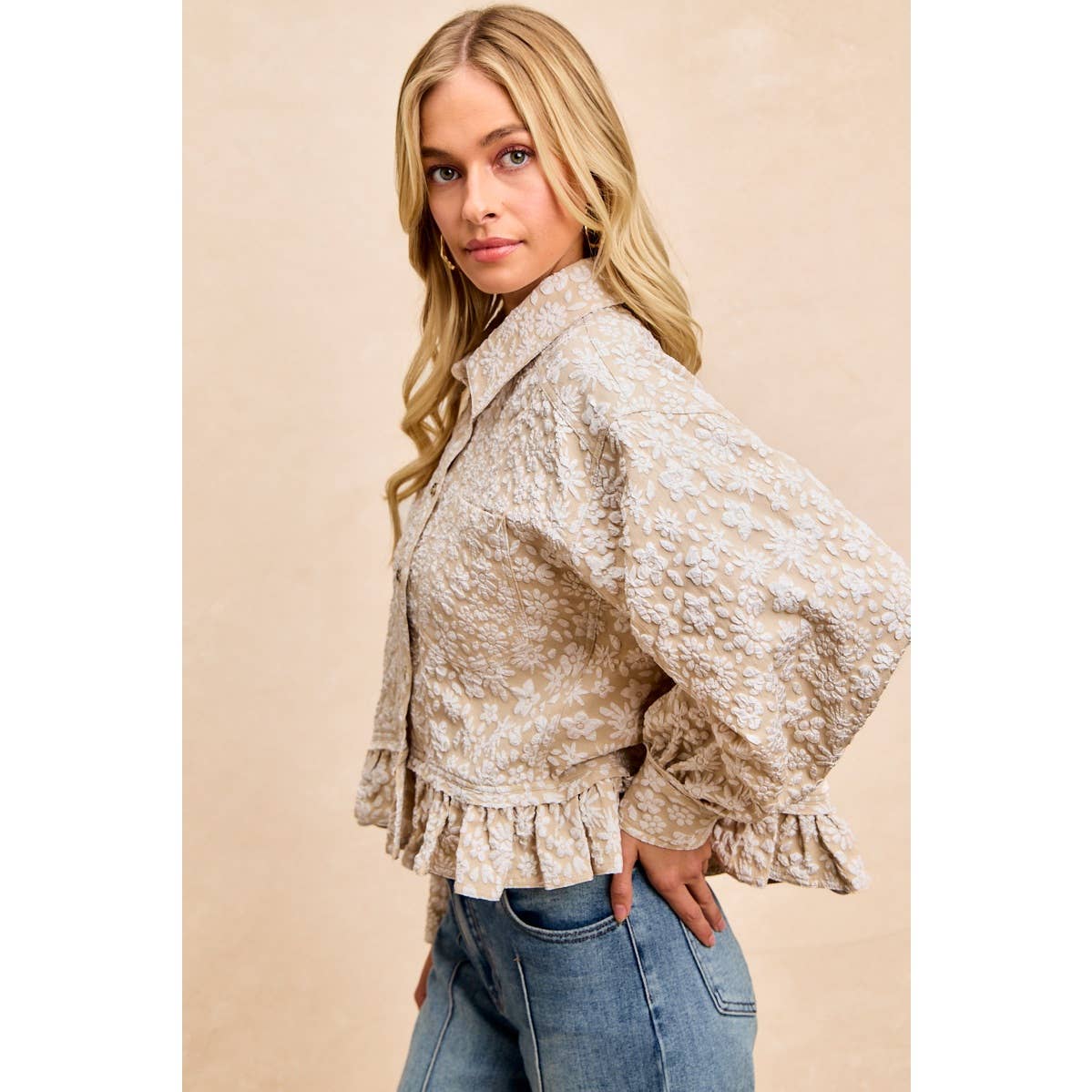 TEXTURED FLORAL PATTERN RUFFLED HEM SHIRT TOP: OATMEAL / S