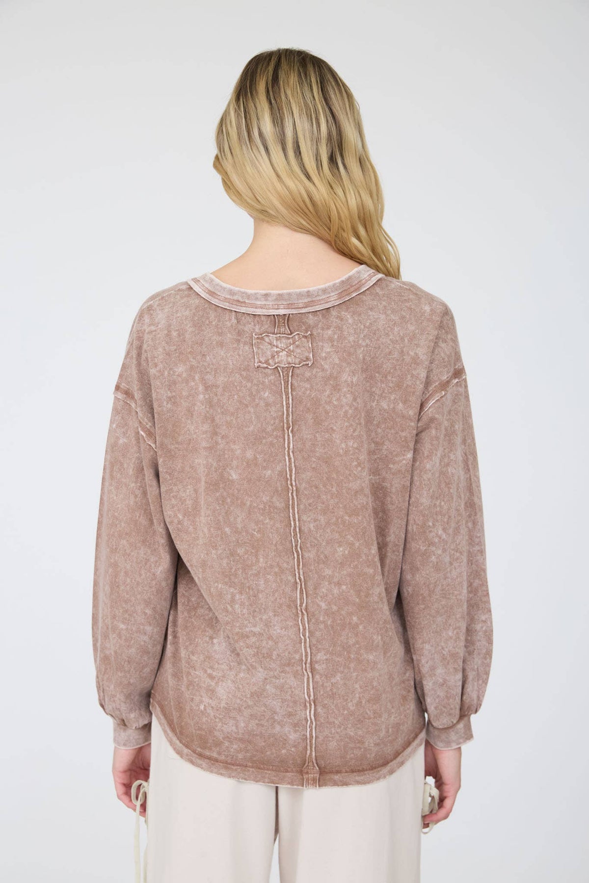 WASHED INVERTED SEAM DETAIL LONG SLEEVE KNIT TOP: COCOA