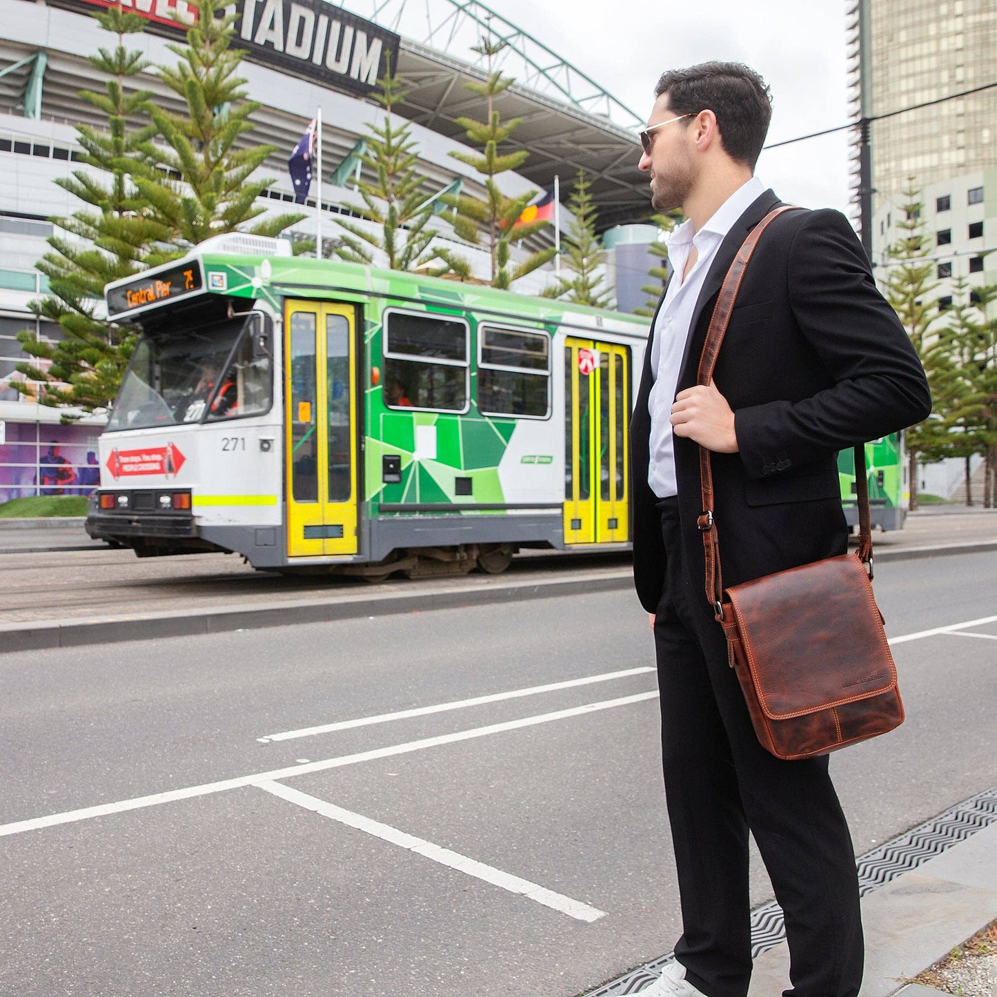 Halifax Leather Crossbody Bag – Unisex – Chestnut