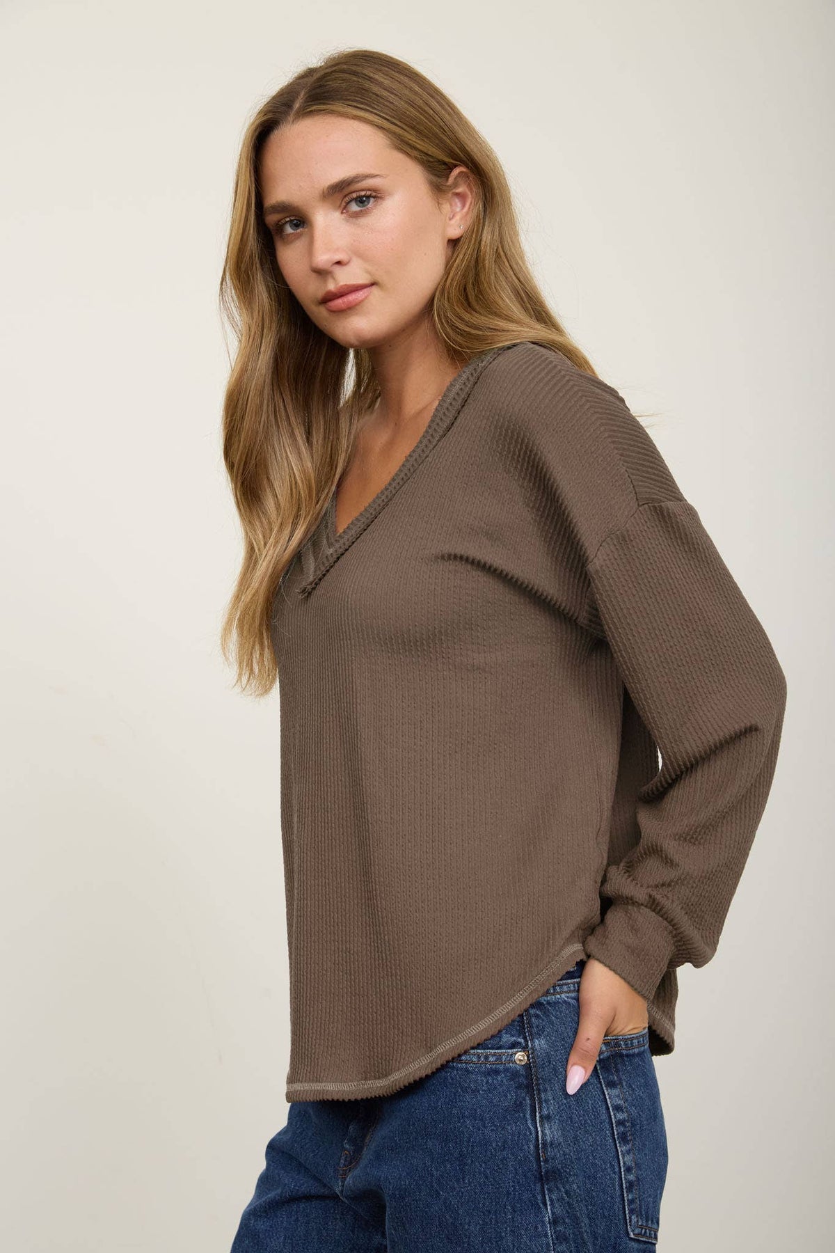 RAW EDGE V-NECK LONG SLEEVE TEXTURED KNIT TOP: MOCHA