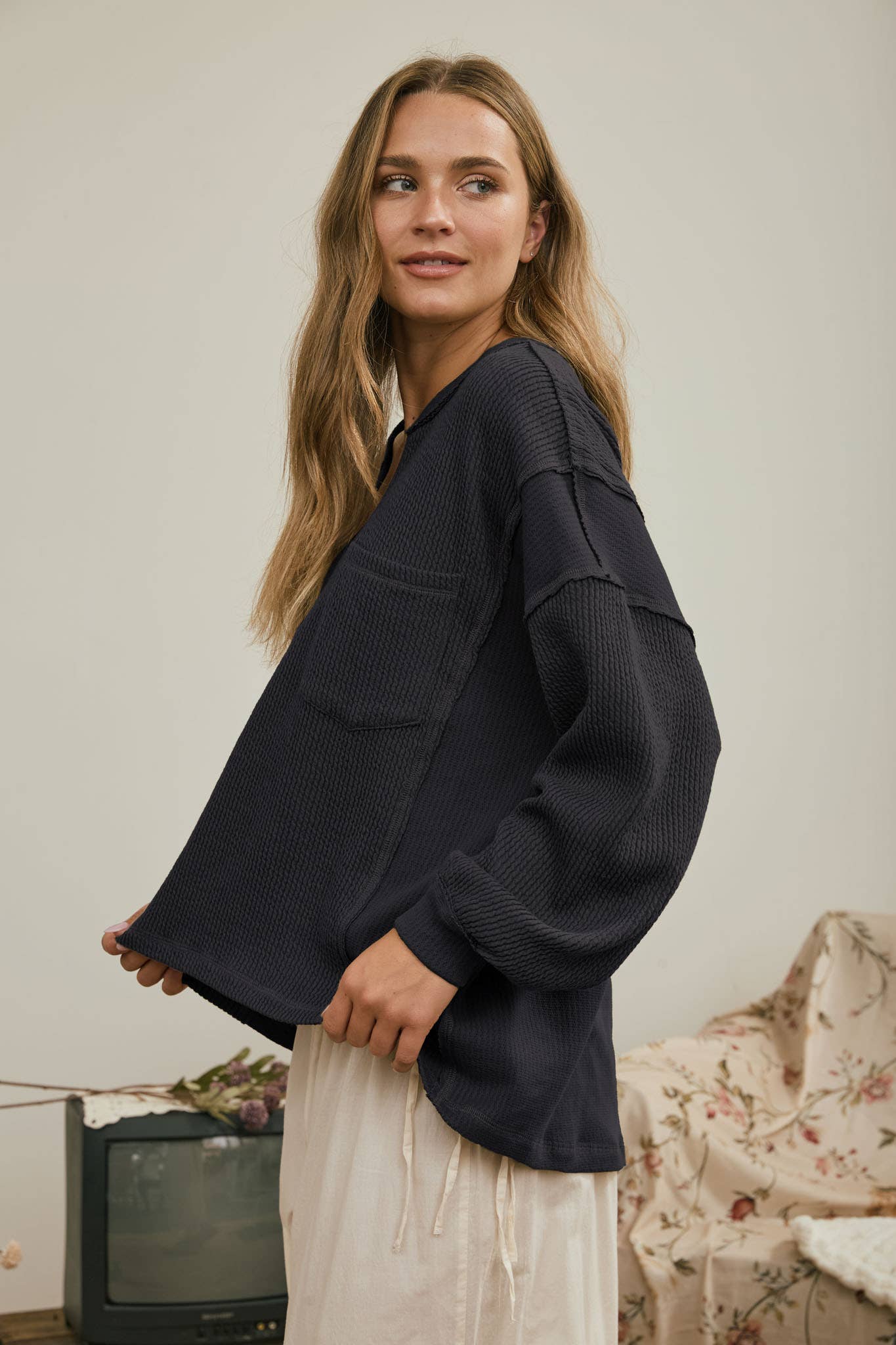 SPLIT NECK RAW EDGE LONG SLEEVE RIBBED KNIT TOP : CHARCOAL