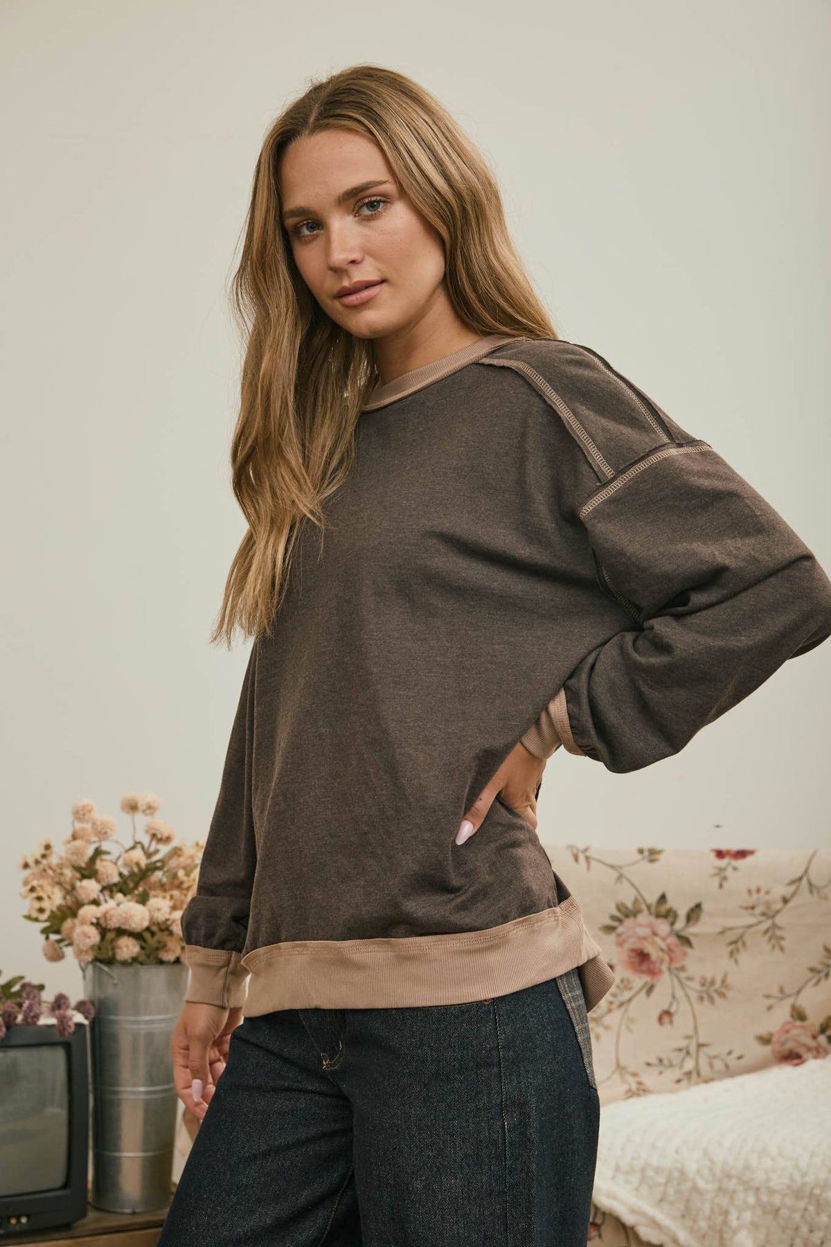 EXPOSED SEAM CONTRAST TRIM KNIT TOP : CHOCOLATE BROWN