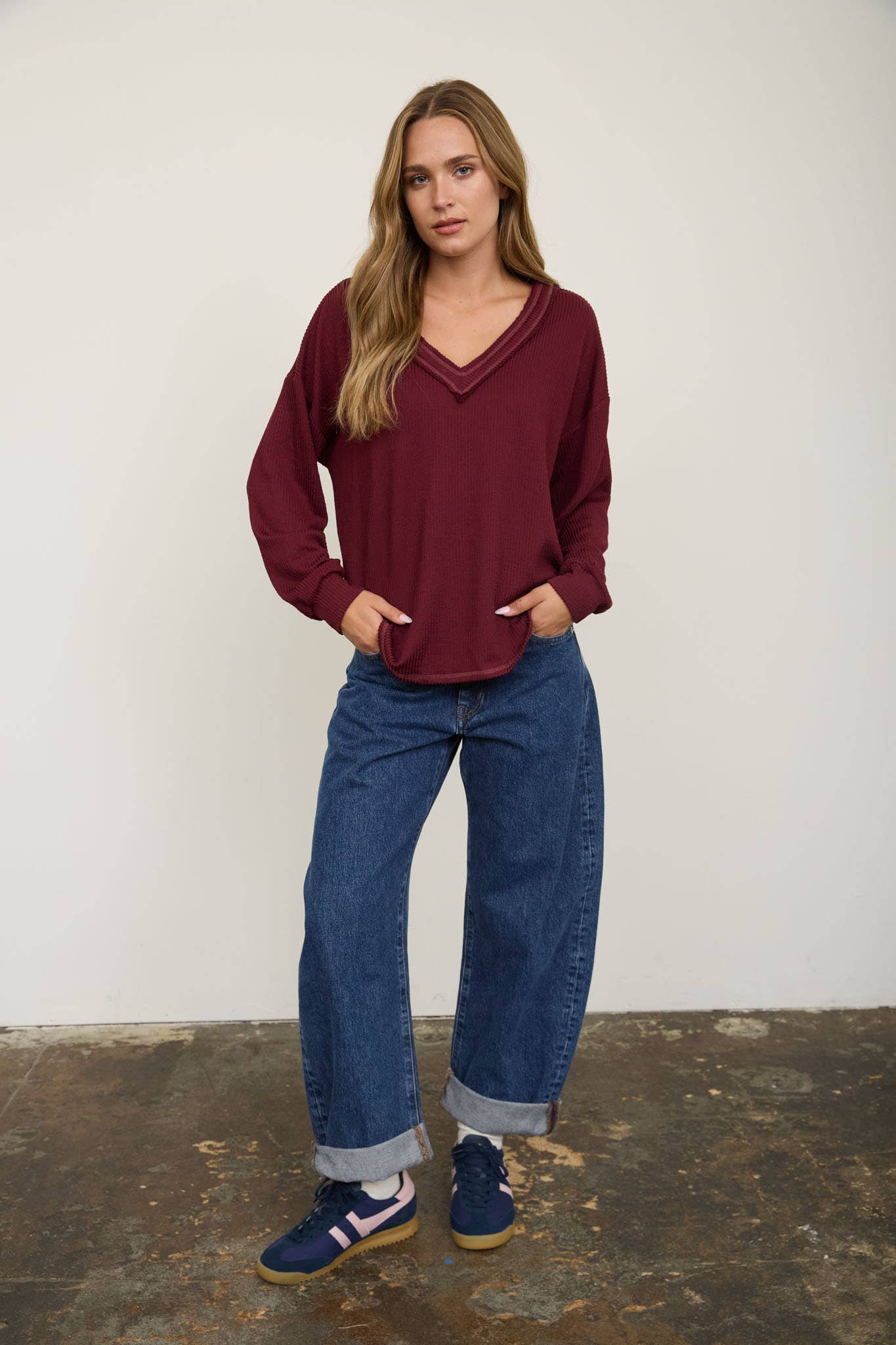 RAW EDGE V-NECK LONG SLEEVE TEXTURED KNIT TOP: BURGUNDY