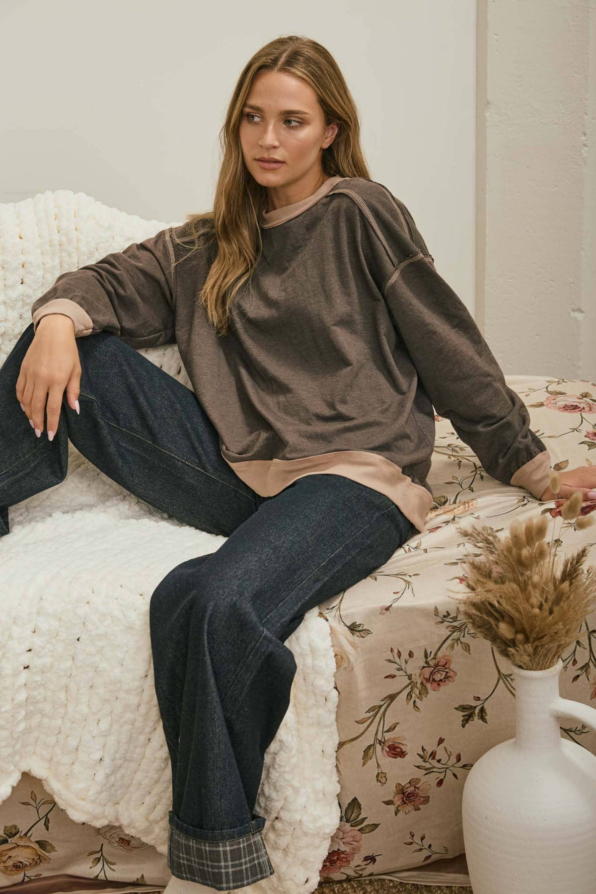 EXPOSED SEAM CONTRAST TRIM KNIT TOP : CHOCOLATE BROWN