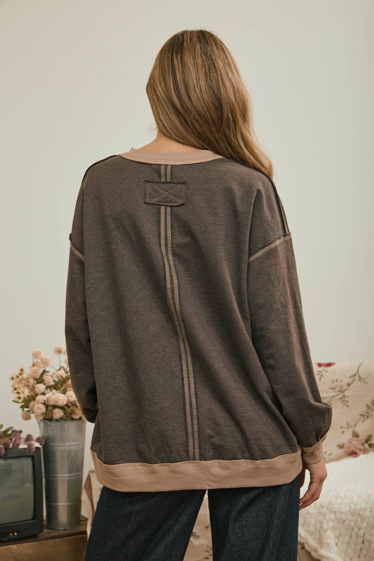 EXPOSED SEAM CONTRAST TRIM KNIT TOP : CHOCOLATE BROWN