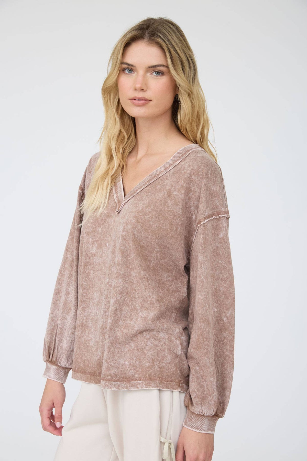 WASHED INVERTED SEAM DETAIL LONG SLEEVE KNIT TOP: COCOA