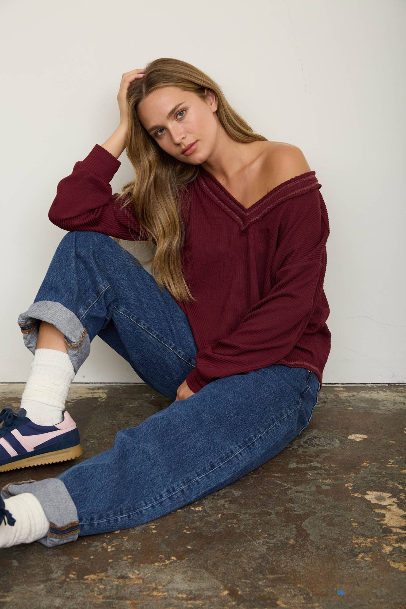 RAW EDGE V-NECK LONG SLEEVE TEXTURED KNIT TOP: BURGUNDY