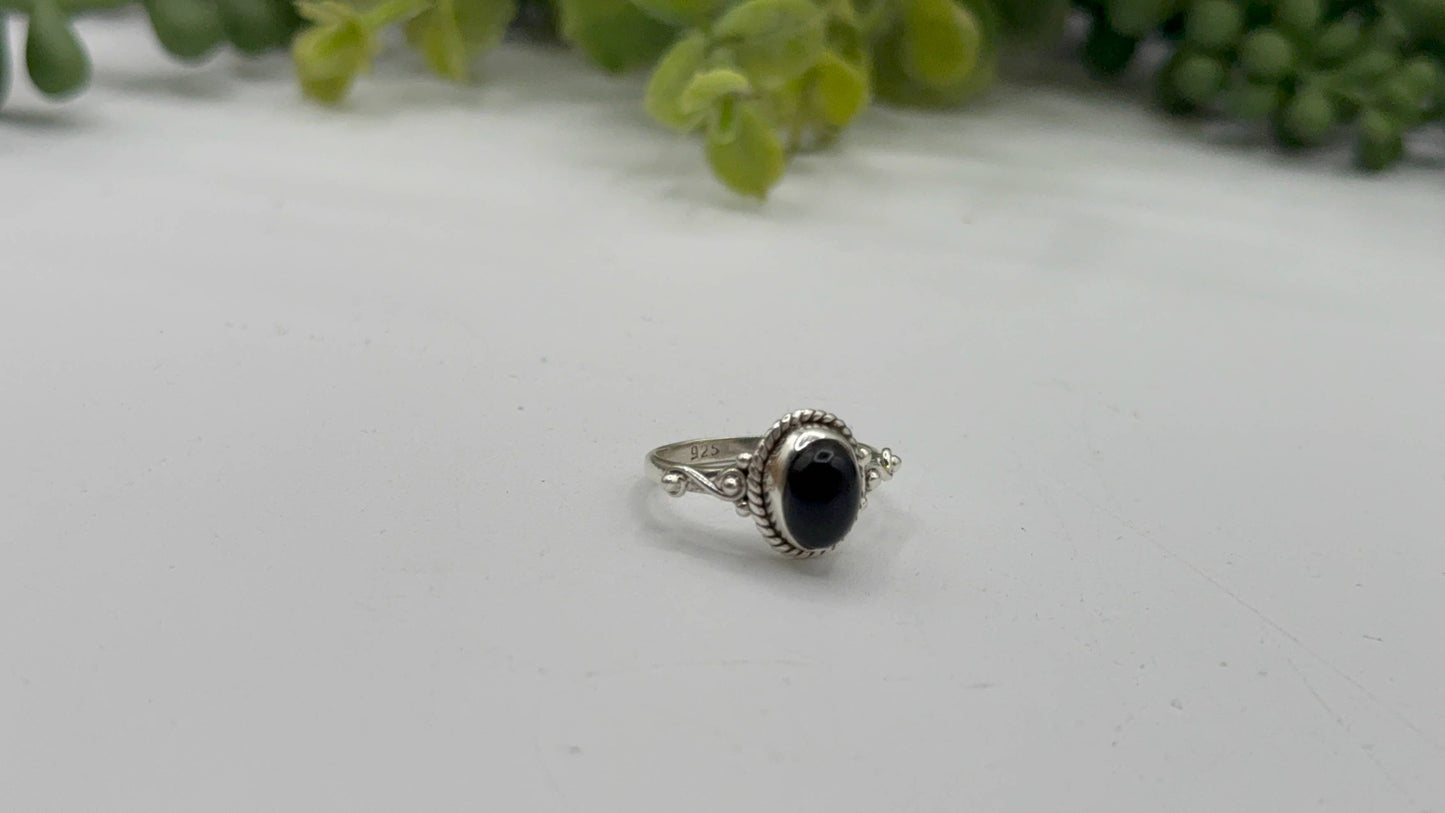 Black Onyx On Semi-Precious Oval Gemstone Ring Size 9
