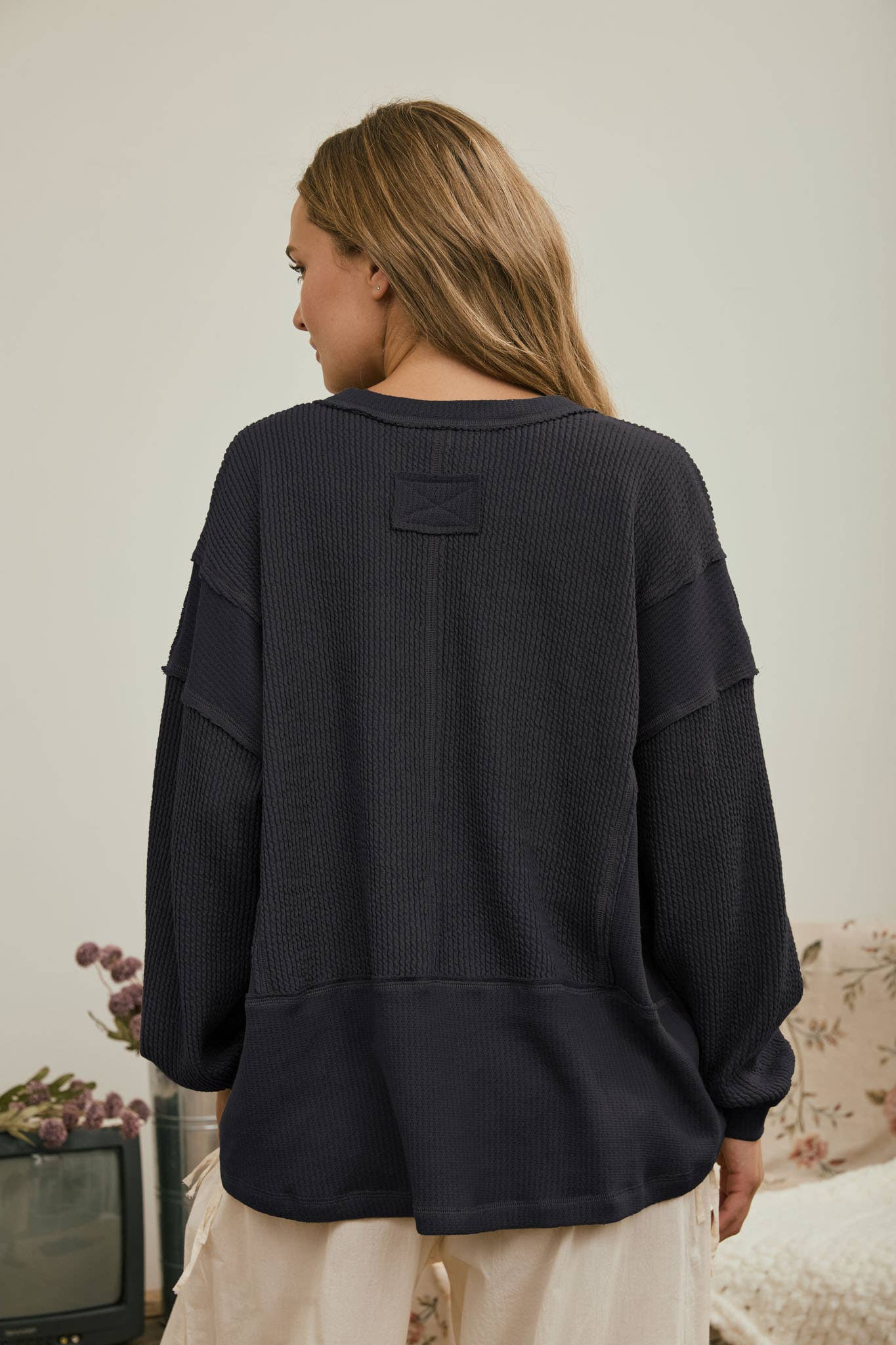 SPLIT NECK RAW EDGE LONG SLEEVE RIBBED KNIT TOP : CHARCOAL