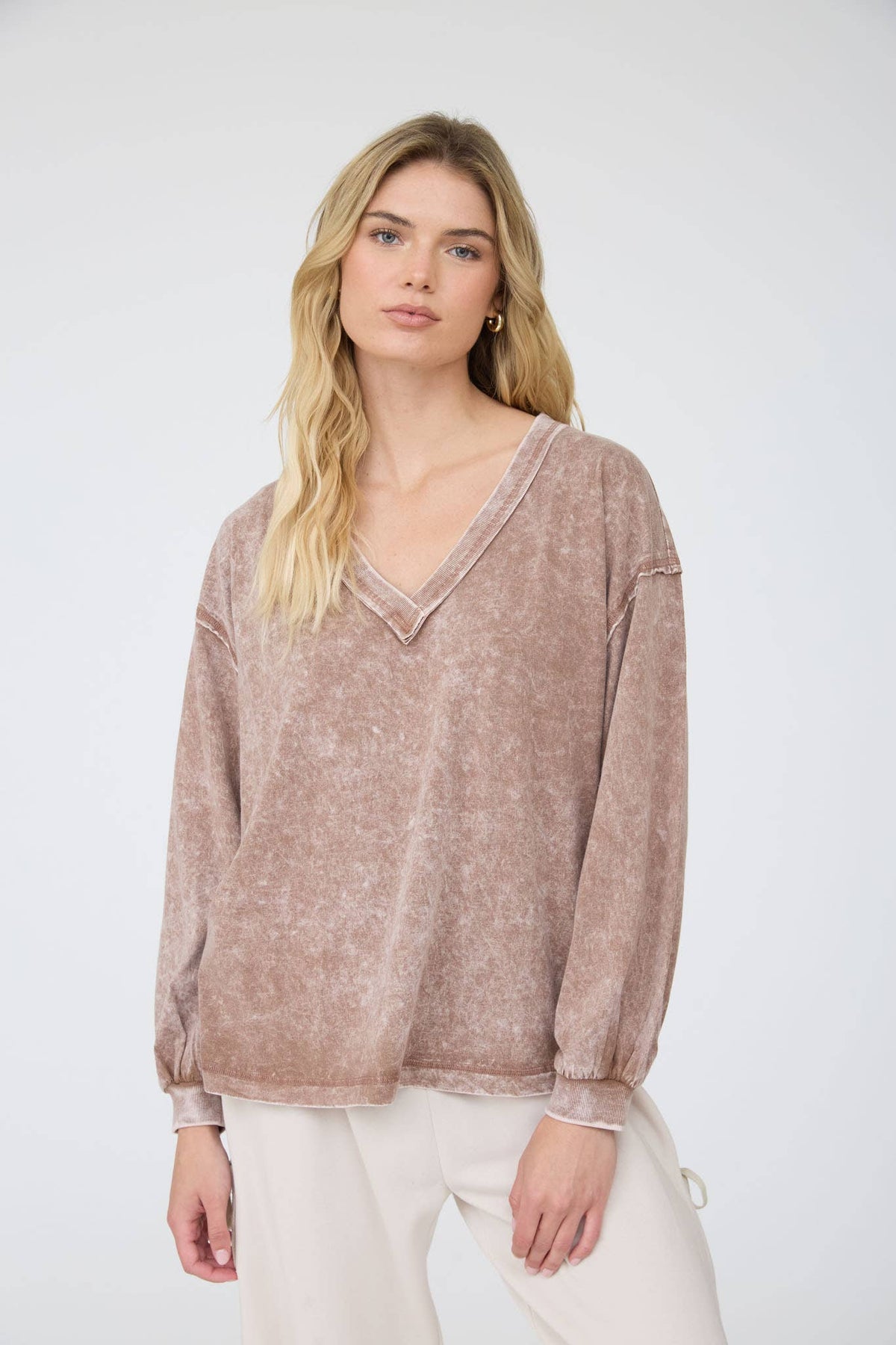 WASHED INVERTED SEAM DETAIL LONG SLEEVE KNIT TOP: COCOA