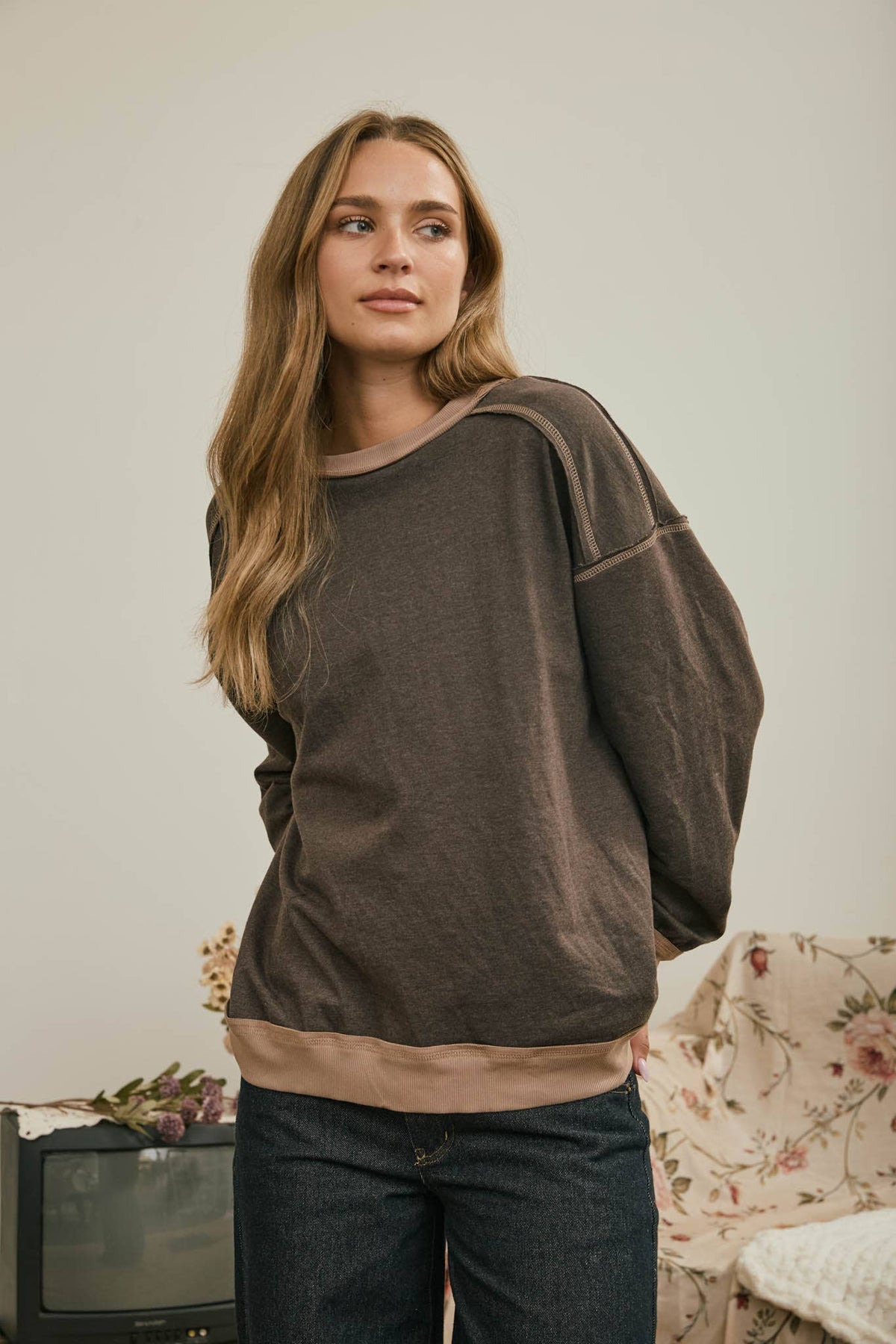 EXPOSED SEAM CONTRAST TRIM KNIT TOP : CHOCOLATE BROWN