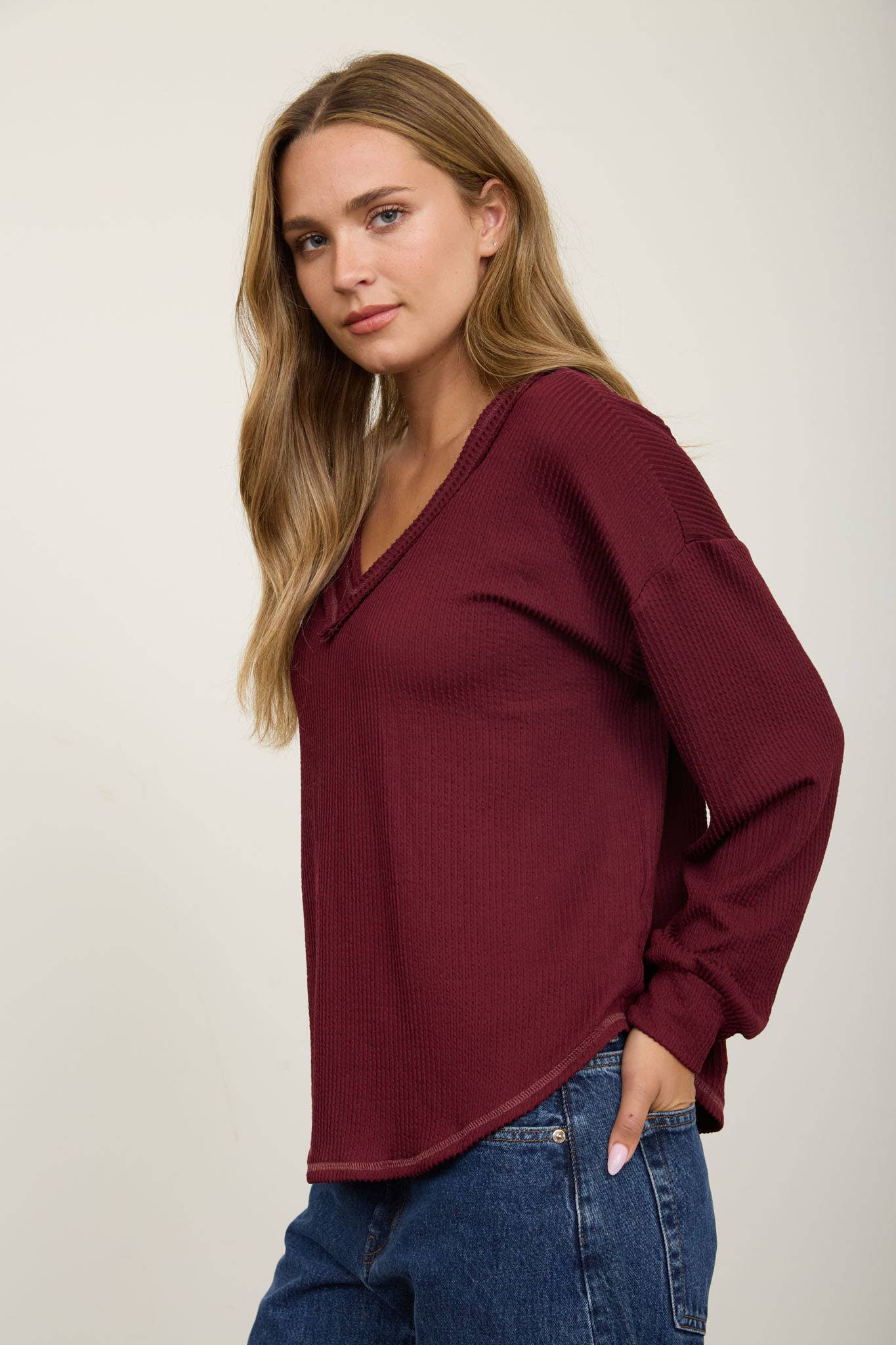 RAW EDGE V-NECK LONG SLEEVE TEXTURED KNIT TOP: BURGUNDY