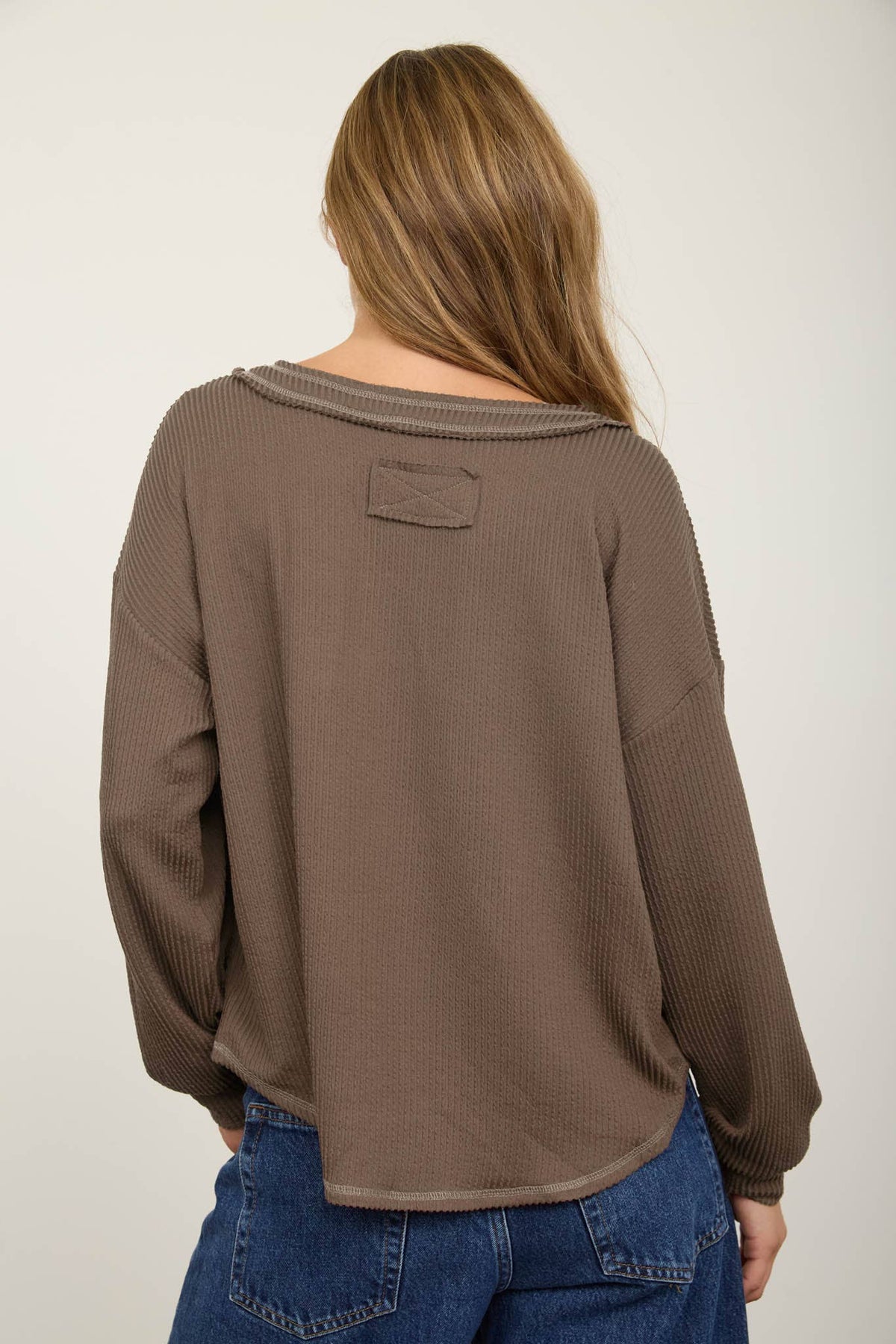 RAW EDGE V-NECK LONG SLEEVE TEXTURED KNIT TOP: MOCHA
