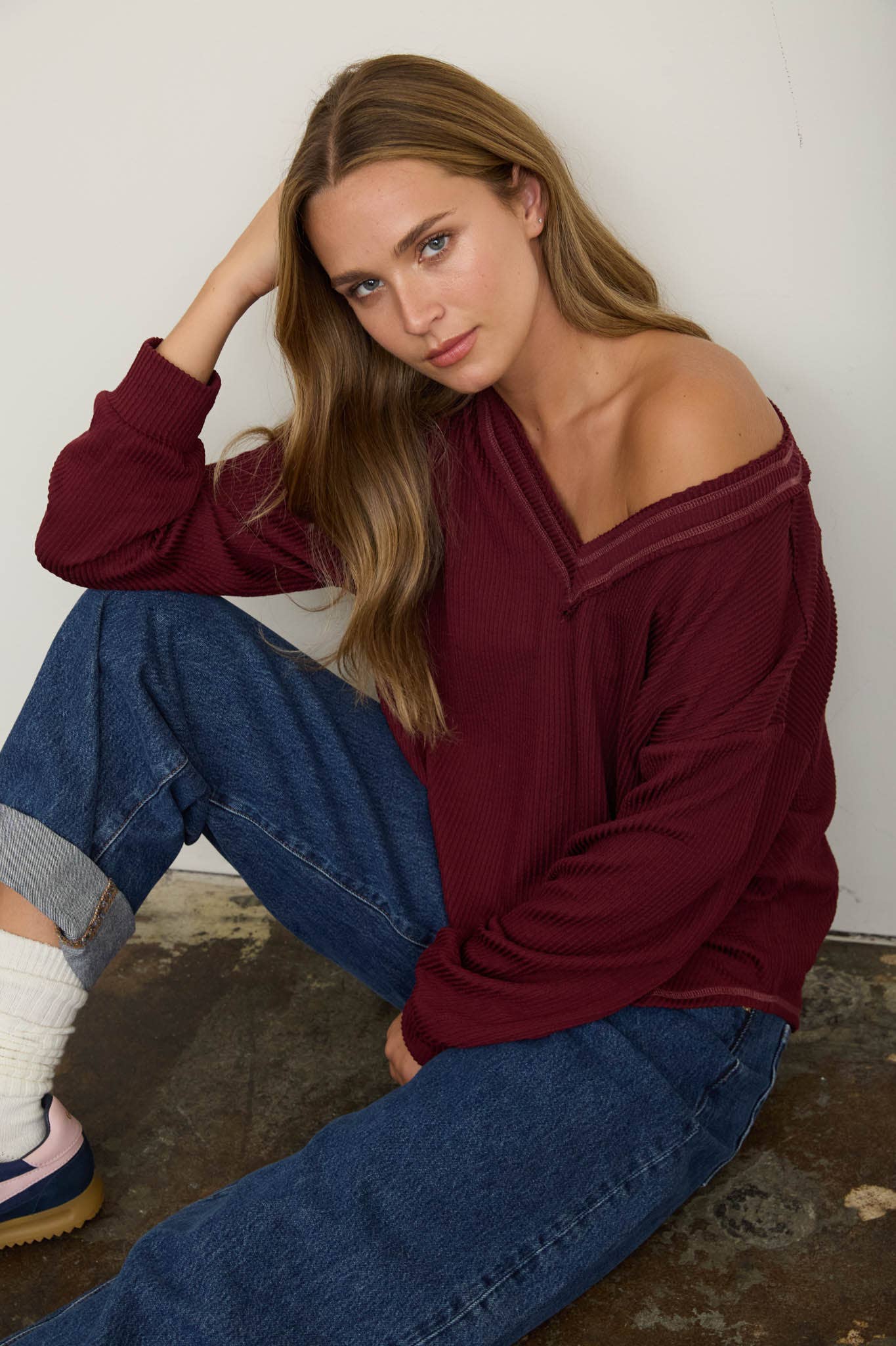 RAW EDGE V-NECK LONG SLEEVE TEXTURED KNIT TOP: BURGUNDY