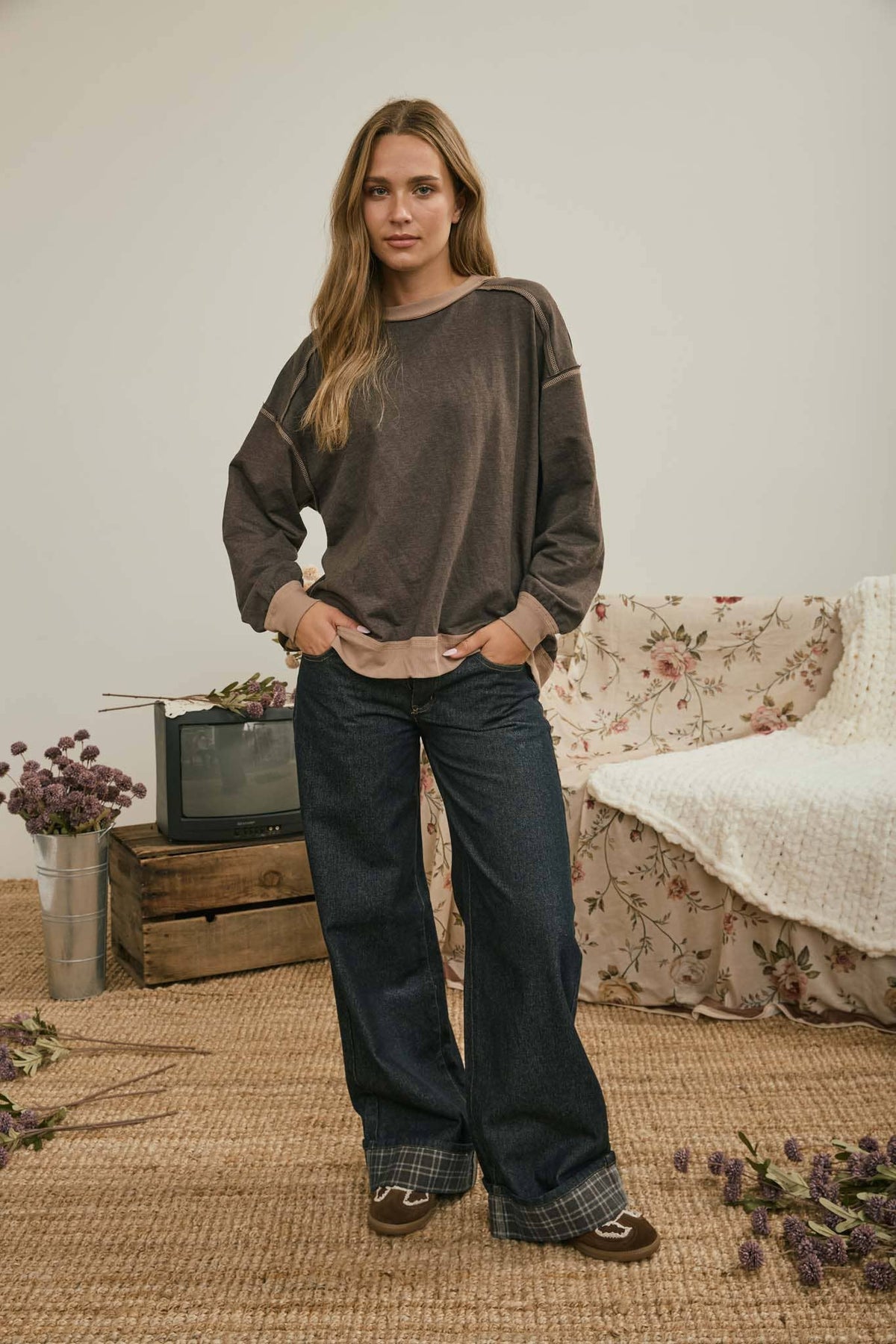 EXPOSED SEAM CONTRAST TRIM KNIT TOP : CHOCOLATE BROWN