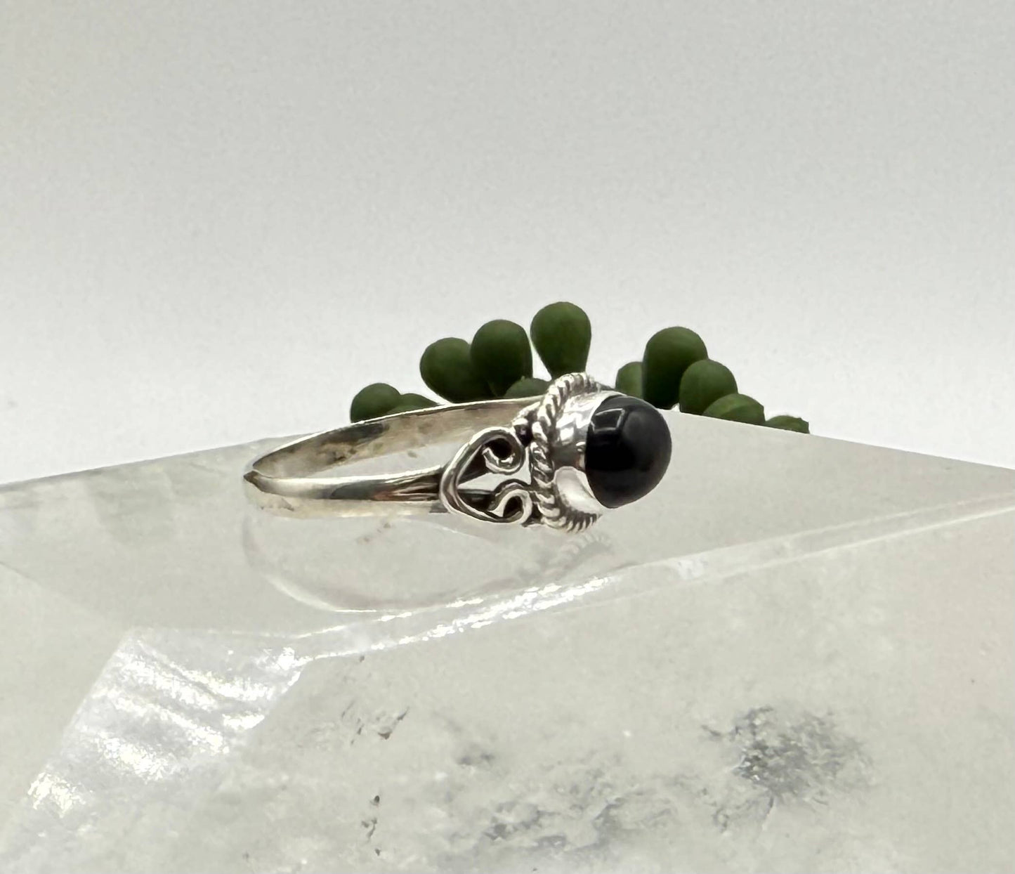 Black Onyx Semi-Precious Side Oval Sterling Silver/925 Ring Size 6