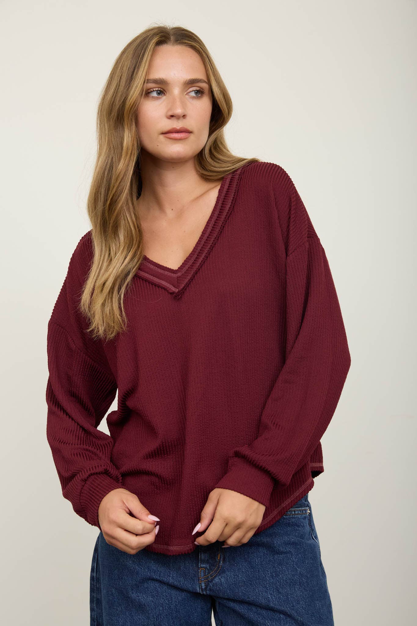 RAW EDGE V-NECK LONG SLEEVE TEXTURED KNIT TOP: BURGUNDY