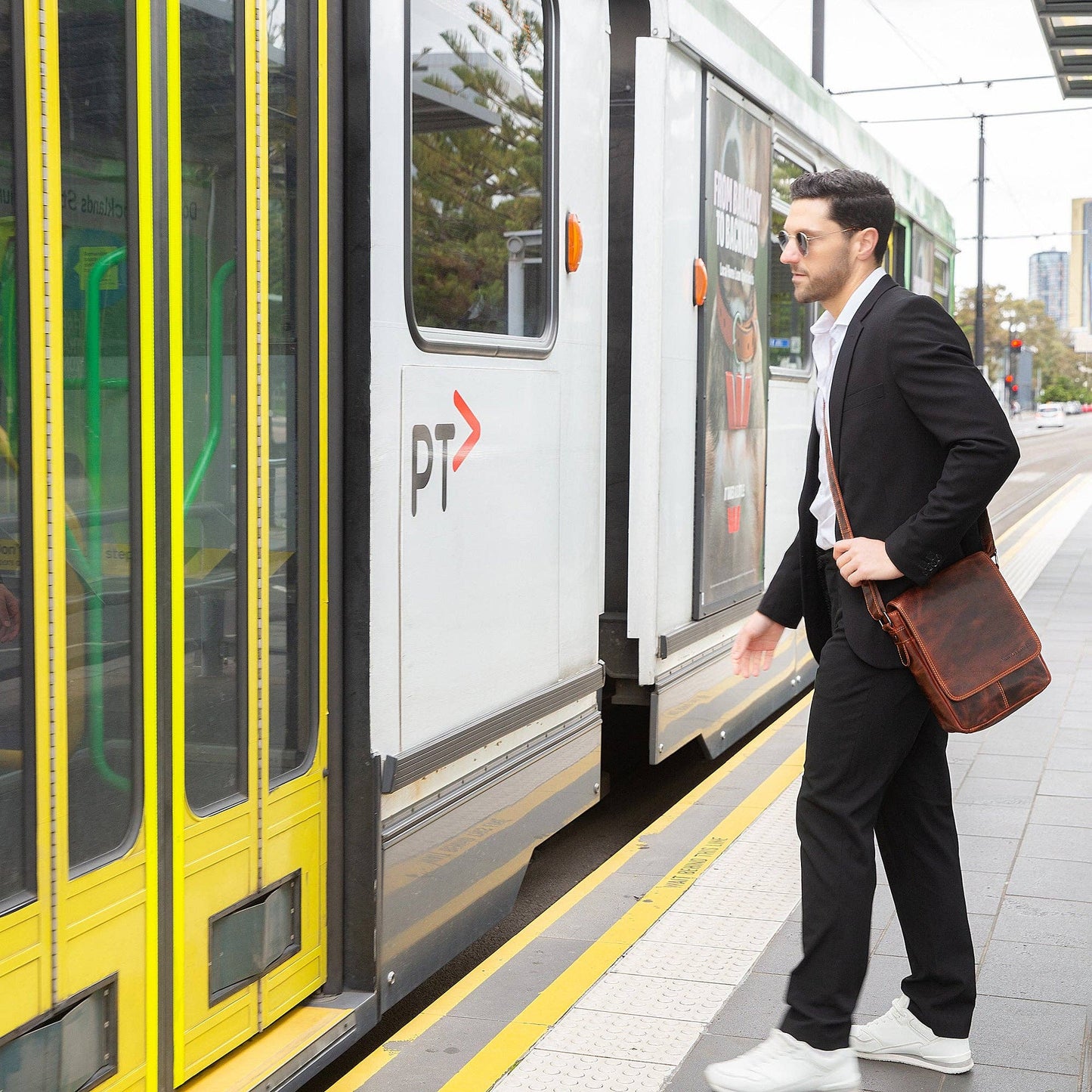 Halifax Leather Crossbody Bag – Unisex – Chestnut