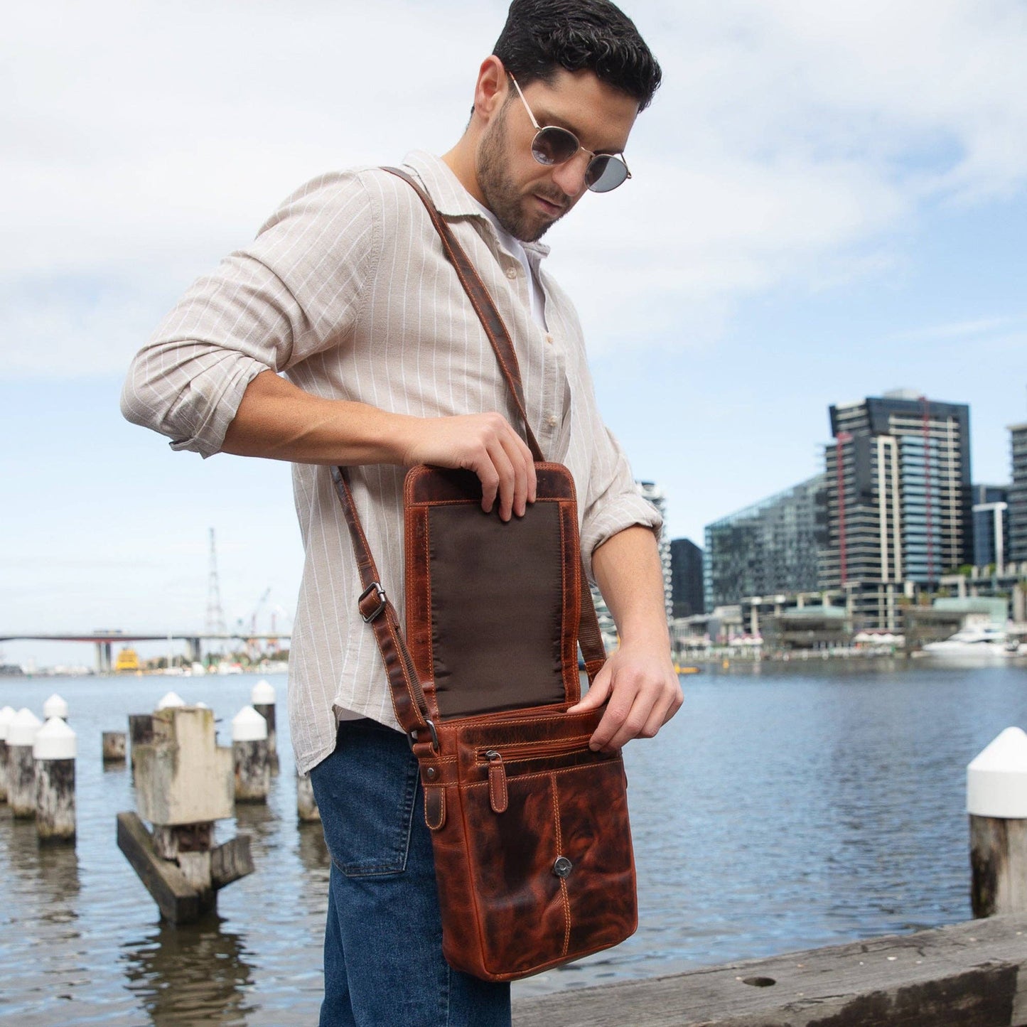 Halifax Leather Crossbody Bag – Unisex – Chestnut