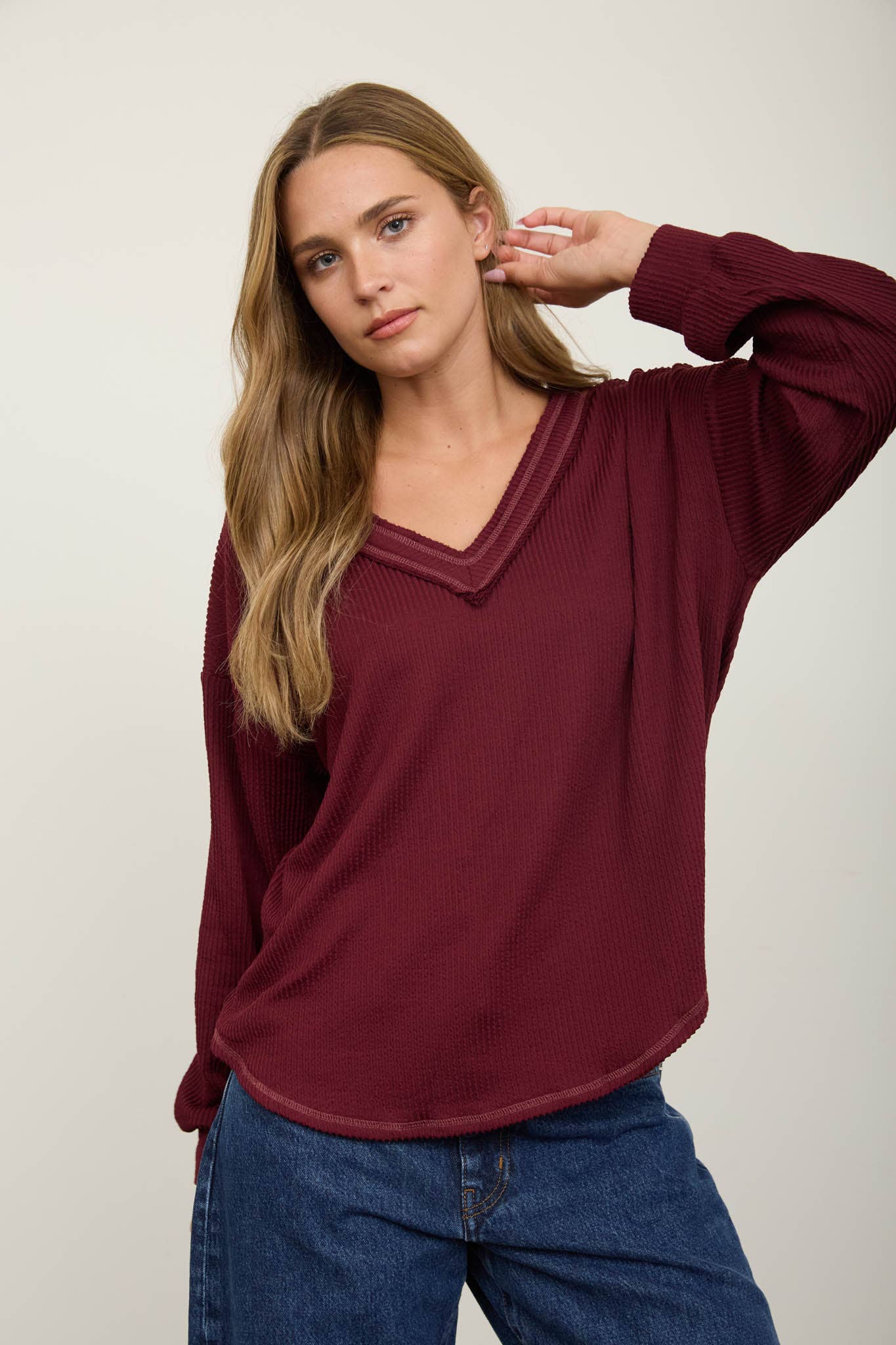 RAW EDGE V-NECK LONG SLEEVE TEXTURED KNIT TOP: BURGUNDY