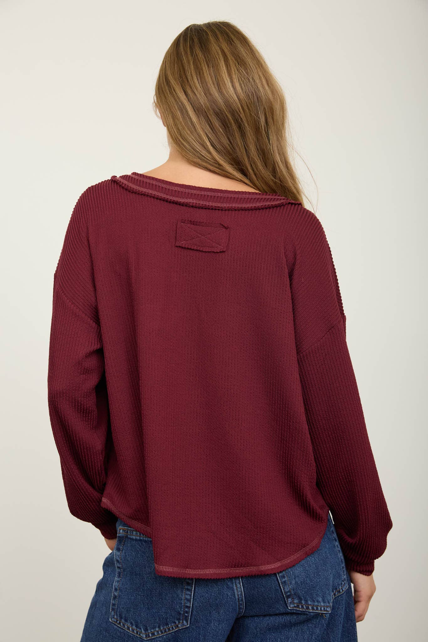 RAW EDGE V-NECK LONG SLEEVE TEXTURED KNIT TOP: BURGUNDY
