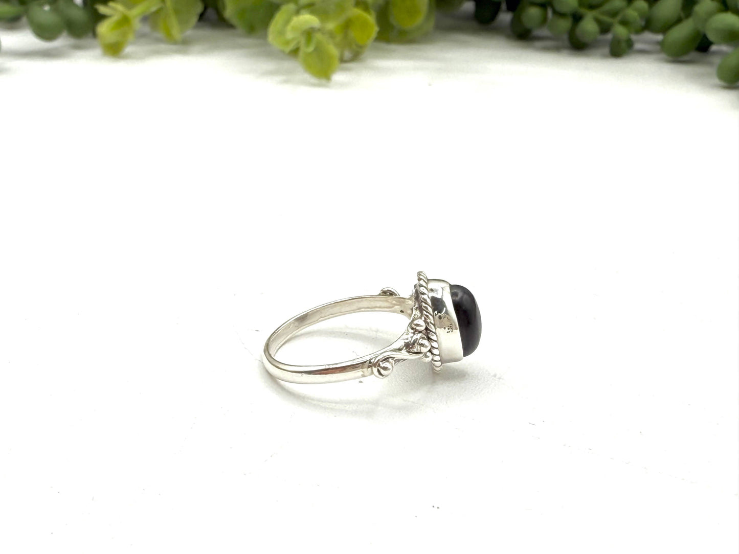 Black Onyx On Semi-Precious Oval Gemstone Ring Size 9