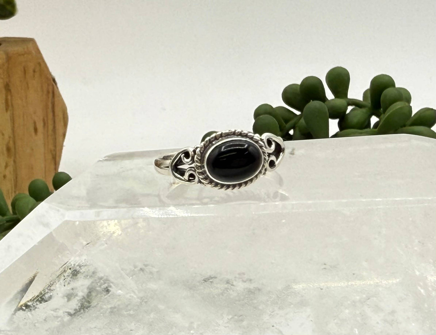 Black Onyx Semi-Precious Side Oval Sterling Silver/925 Ring Size 6