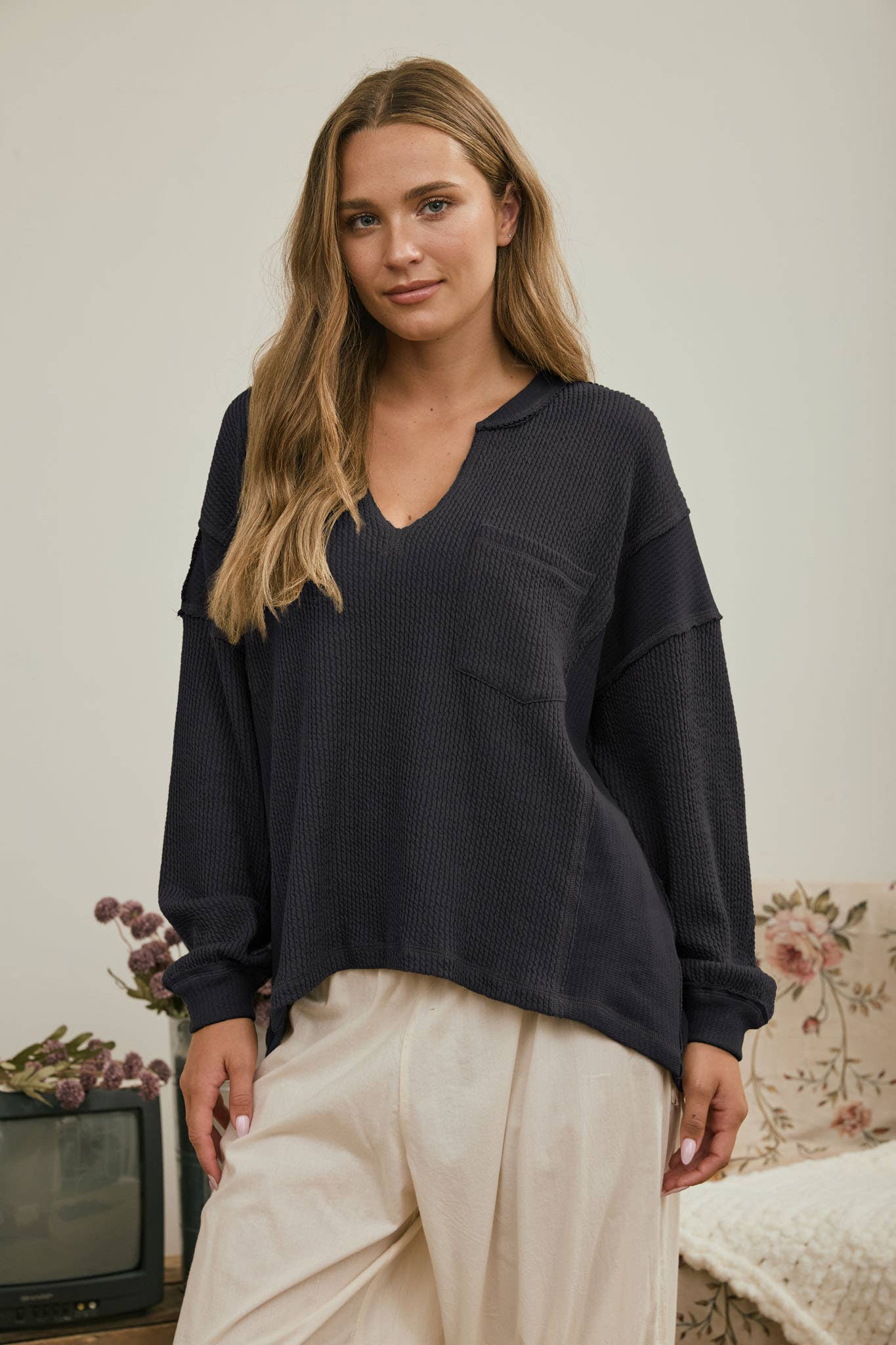 SPLIT NECK RAW EDGE LONG SLEEVE RIBBED KNIT TOP : CHARCOAL