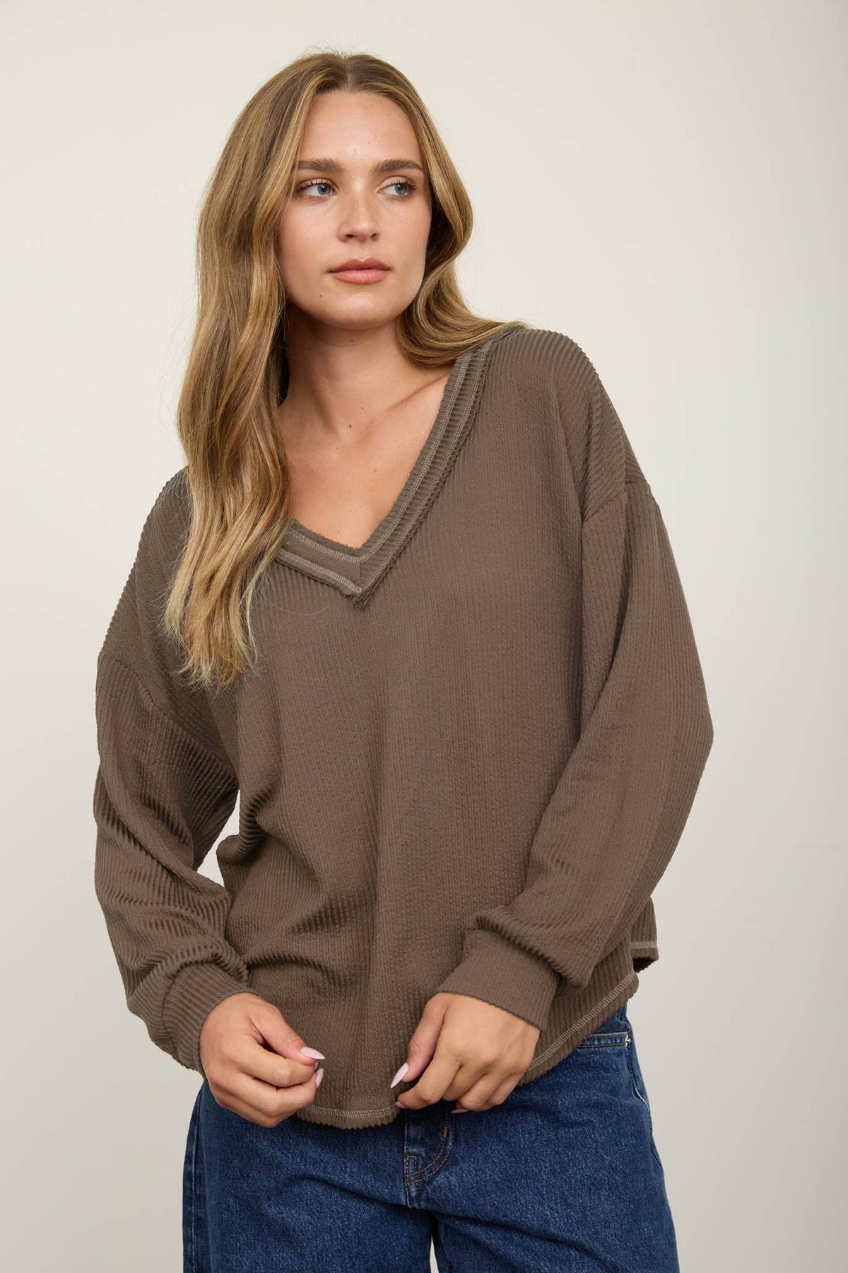 RAW EDGE V-NECK LONG SLEEVE TEXTURED KNIT TOP: MOCHA
