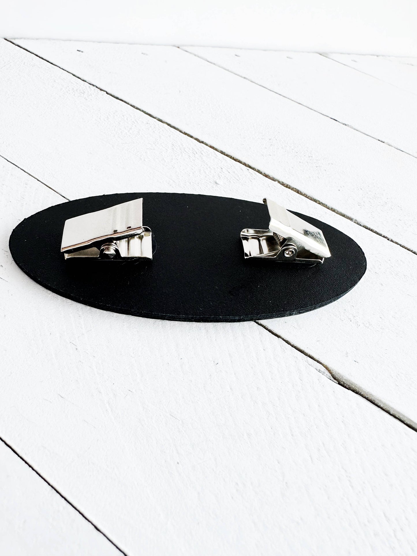 KardiKlips Cinch Clip - "Impressions" Floral Silver & Black Leather, photo 3 of 5