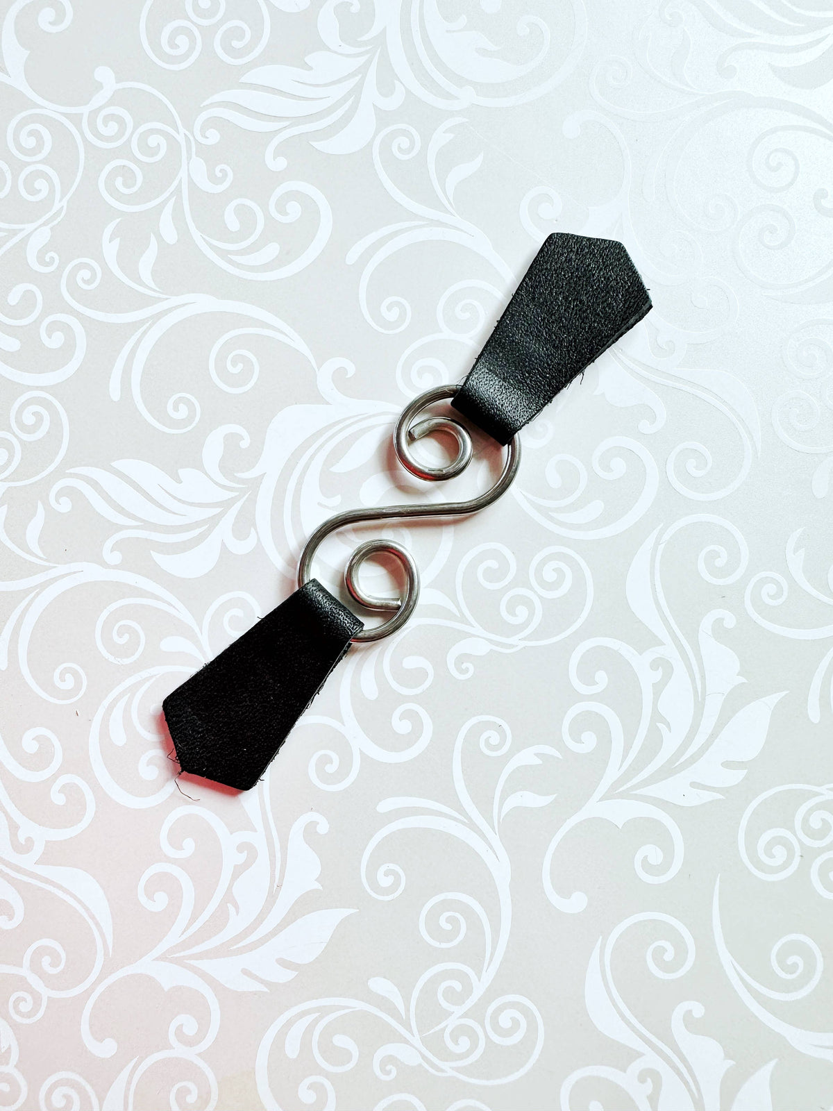 KardiKlips Cinch Clip - Silver & Black Leather Swirl, photo 4 of 5